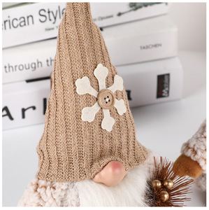 Casina Navideña de Madera Hecha a Mano, Casita de Jengibre, Muñeca Decorativa para el Hogar, Regalo de Navidad - Product Image 1