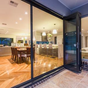 Porte moustiquaire rétractable magnétique à fermeture automatique moderne pour la prévention des moustiques dans les climats tropicaux - Product Image 1