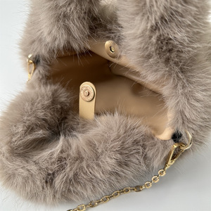 Luxe femmes fausse fourrure sac à bandoulière Simple couleur unie Cool chaîne en peluche dames messager fourre-tout sac à main à la mode - Product Image 5