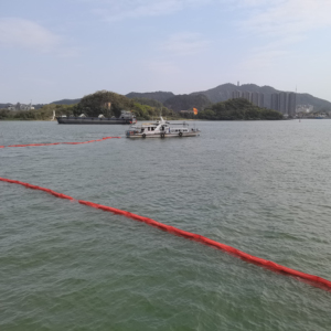 Flèche industrielle d'intervention en cas de déversement d'huile avec système QuickConnect pour une installation rapide Flèche d'intervention en cas de déversement d'huile en PVC - Product Image 1