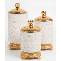 Élégants pots de conservation hermétiques blancs perlés avec accents dorés pour l'organisation du café, du thé et du sucre
