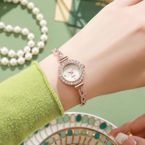 Reloj de pulsera para mujer con movimiento de cuarzo, esfera de cristal de aleación ligeramente ajustable con diamantes - Product Image 1