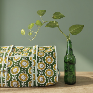 Bolso de mano con estampado de bloque acolchado floral verde Vista lateral - Product Image 3