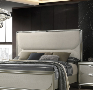 เตียงนอนหรูหราหุ้มผ้าสีเงินลายไม้สไตล์โมเดิร์นขนาดคิงไซส์ พร้อมไฟ LED 2 ดวง โต๊ะข้างเตียงแบบมีลวดลาย ชุดเฟอร์นิเจอร์ห้องนอน 3 ชิ้น - Product Image 5