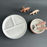 Assiette en céramique de haute qualité à 3 divisions avec couvercle d'aspiration en silicone Assiette en céramique mignonne
