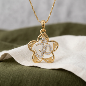 Pendentif Om de luxe en diamant de laboratoire argenté, plaqué or, motif floral, symbole religieux hindou sacré, bijoux raffinés - Product Image 4