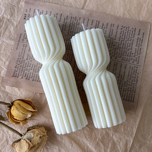 Bougie parfumée torsadée à rayures géométriques en cire de soja rose et blanche pour la décoration de la maison, de la table et des mariages - Product Image 4