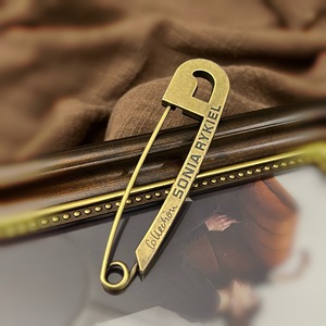 ヴィンテージスタイルラージピンイングリッシュレターブローチセーターショールボタンピンコットンリネンカーディガンボタンパーソナリティブローチ - Product Image 1