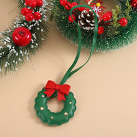 En gros, Ensemble de breloques et accessoires de Noël en cuir : porte-clés, breloques de sac, pendentifs (Père Noël, Bonhomme de neige, Homme en pain d'épices, Sapin de Noël) et accessoires cadeaux