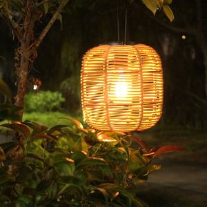 โคมไฟโซลาร์เซลล์ LED แบบครอส-บอร์เดอร์ ดีไซน์เหล็กและหวาย กันน้ำ ตกแต่งสวน สร้างบรรยากาศ - Product Image 3