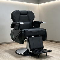 Fauteuil de barbier hydraulique luxueux et spacieux avec base chromée pour salon de coiffure et studio de toilettage masculin