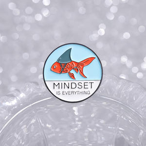 Pez dorado personalizado con broche de sombrero, alfileres, serigrafía, insignias de esmalte de Metal, tema de Anime, mentalidad es <span class=keywords><strong>todo</strong></span> a la venta - Product Image 2