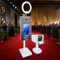 Photomaton à hauteur réglable à distance avec écran tactile LCD de 21,5 pouces et miroir, livré avec un flight case pour mariages et événements.