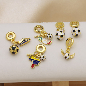 Colgante Deportivo HD514 con Mapa de Italia y Venezuela, Temática de Fútbol Mundial, Chapado en Oro y Esmaltado, para Pulseras DIY - Product Image 1