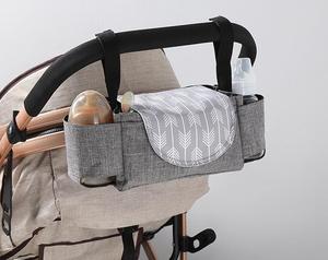 Sac de rangement fonctionnel Ivy pour poussette, imprimé flèche grise, résistant à l'eau, design multi-compartiments - Product Image 1