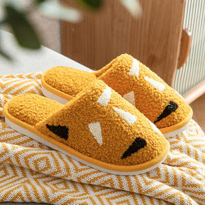 Pantoufles UG Tasman en laine et peau de mouton originales et amusantes pour femmes et hommes, vente en gros personnalisée - Product Image 4