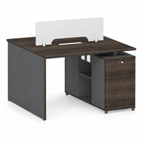 Poste de travail modulaire pour employés avec plateau de bureau aspect bois foncé, panneau latéral gris, rangement latéral et gestion des câbles pour bureaux