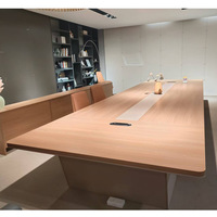 Mesa de Conferencia de Oficina Moderna y Minimalista en MDF Grado E0, Tono Cálido, Resistente a Manchas y Suciedad, para 6-20 Personas, Mesa Larga