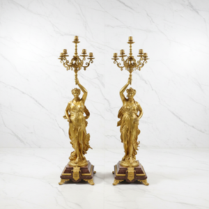 Une paire de chandeliers à 6 bras de style rococo, <span class=keywords><strong>en</strong></span> laiton ornementé et marbre noir/rouge/vert, avec des statues figurées de la déesse de la Lumière <span class=keywords><strong>en</strong></span> or 24 carats. - Product Image 1