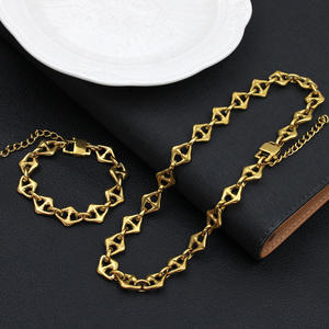 Ensembles de bijoux de mode hip hop personnalisés en gros 18 carats plaqué or en acier inoxydable ensembles de chaîne de nez de cochon lettre bracelet collier femmes - Product Image 4