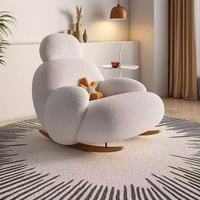 Fauteuil à bascule moderne en laine d'agneau blanche, meubles de maison en tissu pour se détendre et profiter de ses loisirs dans la chambre ou le salon