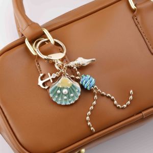 Oferta de Verano: Encantadores y Divertidos Adornos con Forma de Concha Marina, Decoración con Patrón Azul Océano, Dijes para Bolsos con Pedrería, Perlas y Detalles Dorados - Product Image 1
