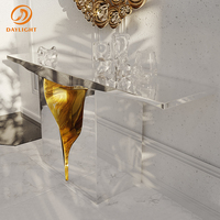 Console de luxe en marbre avec piédestal sculptural doré, meuble d'entrée moderne et élégant pour hall d'entrée de villa