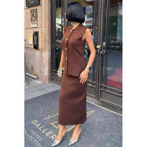 Conjunto Midi sin Mangas de Crepé para Mujer, Estilo Normcore Minimalista, para Todas las Temporadas, Color Marrón con Detalle de Botones Dorados, Modelo 10230 - Product Image 6