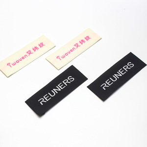 Etiquetas de marca de ropa de poliéster tejidas lavables de lujo personalizadas con etiquetas de ropa enrollables de corte recto bordadas - Product Image 1