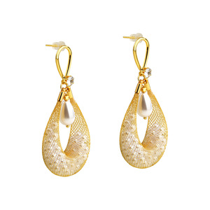 Boucles d'oreilles pendantes en alliage de zinc avec perles goutte d'eau et diamants ronds taille brillant sertis griffe, pour femme, idéales pour les soirées et la mode - Product Image 5