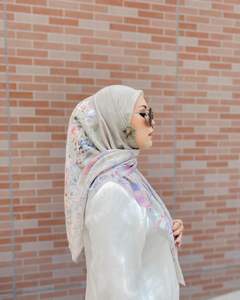 Satin bersinar dengan tepi kerang pita satin dengan potongan dicetak mikado satin kurung Punyaku dahlia hijab putih musim dingin - Product Image 3