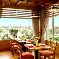 Vente en gros de café-boutique de café de luxe léger personnalisé du Moyen-Orient meubles de restaurant d'hôtel carrés en bois