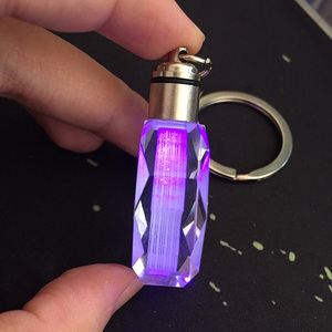 Giá Rẻ Tùy Chỉnh Khắc Laser Logo Pha Lê Led Tên Nhẹ Hơn Keychain - Product Image 3