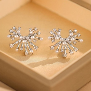 Boucles d'oreilles clous élégantes de haute qualité en argent S925 plaqué or Xingyun, motif géométrique tendance, coupe princesse - Product Image 1