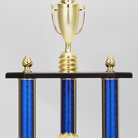 Trophées en plastique personnalisés en gros à trois colonnes avec base en bois pour les vainqueurs de basketball Champion League RZ16
