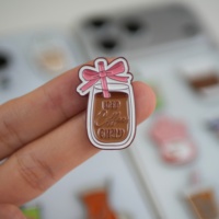 Broche en métal émaillé personnalisée avec logo, en zinc et fer, motif mignon de fille avec café glacé, nœud et tasse de matcha, et mots arabes en relief, vente en gros
