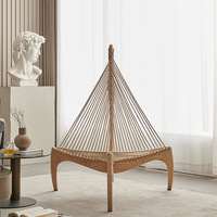 Fauteuil lounge en bois massif au design nordique avec assise en corde tressée et dossier haut pour salon, hôtel, appartement