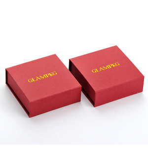 GLAMPKG Juego de Bolsas de Microfibra de Lujo, Caja Magnética Plegable Roja con Cierre con Logotipo Dorado para Empaque de Regalos de Joyería - Product Image 3