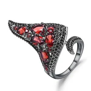 स्थायी 2024 फैशन प्राकृतिक लाल गार्नेट रत्न खुली उंगली अनियमित त्रिकोण अंगूठी 925 स्टर्लिंग स्लिवर विंटेज पंक अंगूठी