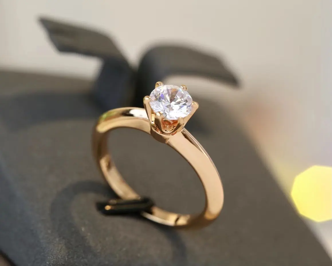 Anello grosso Moissanite solitario placcato oro 18 carati di lusso alla moda di alta qualità anello da dito squisito per le donne