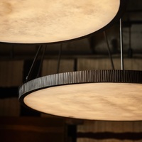 Lustre en marbre circulaire espagnol naturel en cuivre personnalisé pour salle à manger, style moderne et luxueux, avec éléments en albâtre