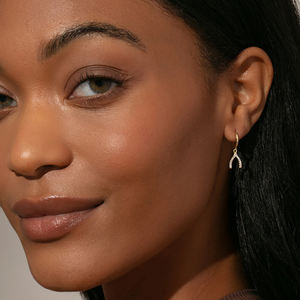 Pendientes de Acero Inoxidable Chapados en Oro de 18K J&D, Pendientes Clásicos con Circonita Blanca en Forma de Hueso de la Suerte en Forma de Y - Product Image 3