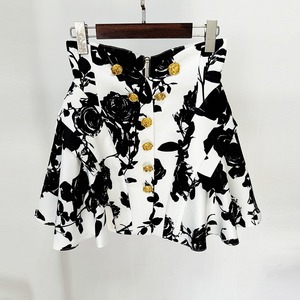Conjunto de 2 Piezas de <span class=keywords><strong>Falda</strong></span> Mini <span class=keywords><strong>con</strong></span> Estampado Floral y Blusa <span class=keywords><strong>Blanca</strong></span> <span class=keywords><strong>con</strong></span> Botones de Flores Exquisitos, Diseño Europeo para Mujer - Product Image 2