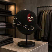 Casquette de baseball personnalisée style punk rock avec crâne, ornée de perles, strass et rivets, visière vieillie, fermeture snapback avec boucle métallique