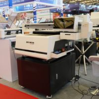 Impresora UV de Cama Plana Dowinprinter 6040 Multifuncional 3 en 1 para Impresión de Etiquetas y Pegatinas en Superficies Planas y Cilíndricas