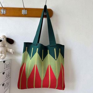 Sac à bandoulière tricoté grande capacité style forêt avec empiècements ondulés pour femme – Sac à main tricoté tendance pour l'hiver - Product Image 3