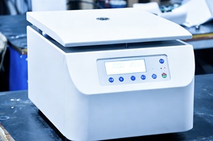Centrifugeuse de laboratoire de paillasse 4K économique en acier inoxydable pour hématocrite sanguin capillaire 31061xg RCF 12000 tr/min - Product Image 3