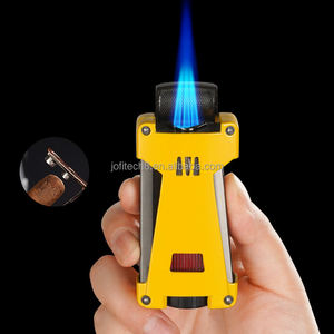 Encendedor de Gas Portátil Recargable 4 en 1 a Prueba de Viento con 4 Llamas, Punzón para Cigarros y Soporte para Cigarros, Venta al por Mayor - Product Image 1