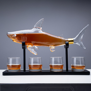 Carafe en verre de requin unique en borosilicate de haute qualité, faite à la main et personnalisée - Product Image 2