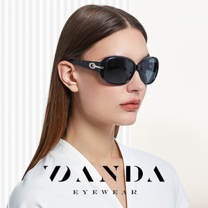 Danda Gafas de sol polarizadas ovaladas para mujer UV400 con montura completa en negro ST2012 Protección solar elegante - Product Image 2